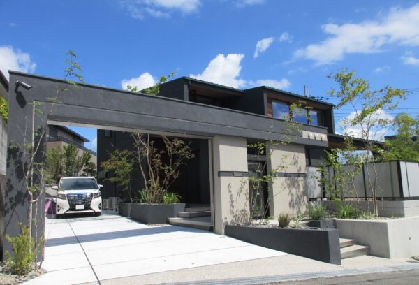 外構のある黒い建物